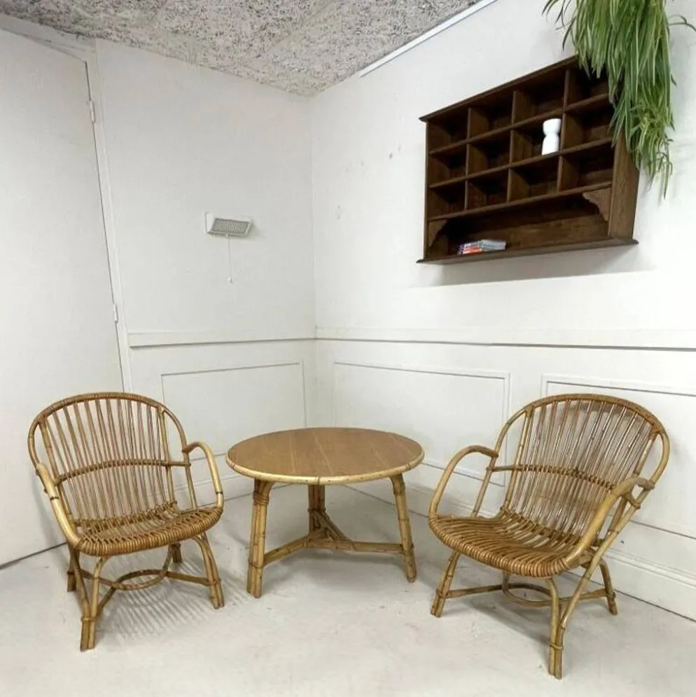 Salon Audoux-Minnet en rotin, 2 fauteuils et table 1950-1960