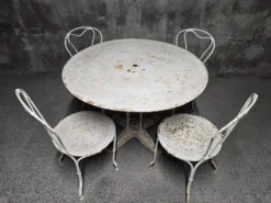 Salon de jardin ancien en fer forgé peint, table ronde et quatre chaises