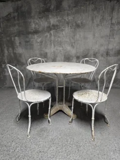 Salon de jardin ancien en fer forgé peint, table ronde et quatre chaises