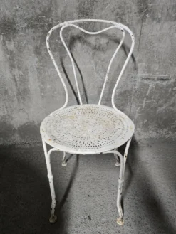 Salon de jardin ancien en fer forgé peint, table ronde et quatre chaises