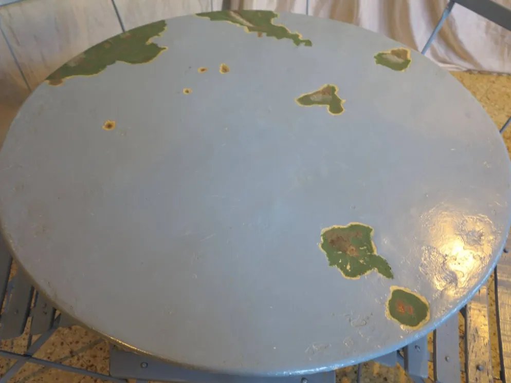salon de jardin bleu "La terre est plate"