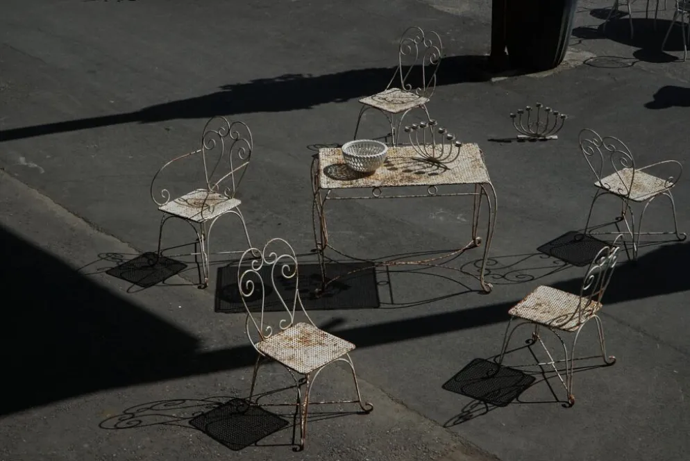 Salon de jardin en fer forgé avec table et cinq chaises, French mid 20th Century, 1950s