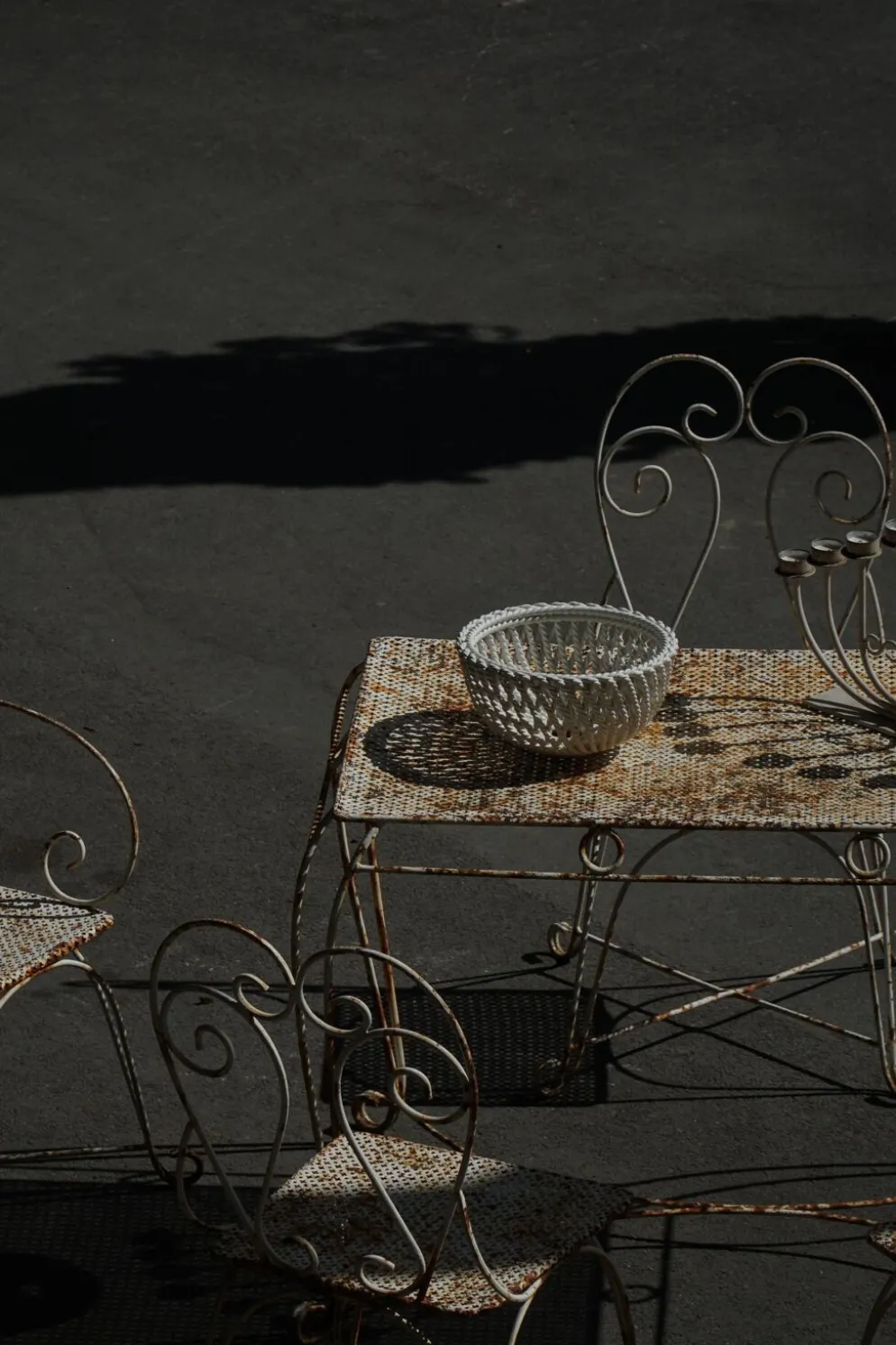 Salon de jardin en fer forgé avec table et cinq chaises, French mid 20th Century, 1950s