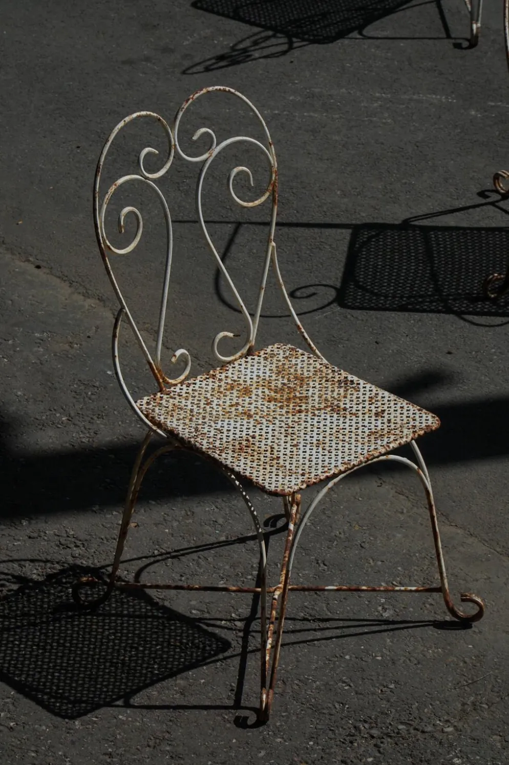 Salon de jardin en fer forgé avec table et cinq chaises, French mid 20th Century, 1950s