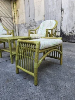 Salon en rotin haut de gamme – 2 fauteuils, pouf & table basse