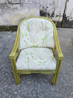 Salon en rotin haut de gamme – 2 fauteuils, pouf & table basse