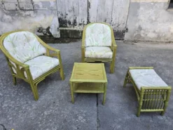 Salon en rotin haut de gamme – 2 fauteuils, pouf & table basse