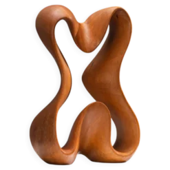 Sculpture abstraite avec des courbes organiques fluides.