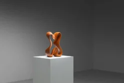 Sculpture abstraite avec des courbes organiques fluides.