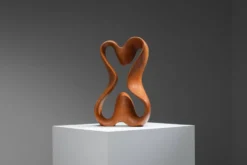 Sculpture abstraite avec des courbes organiques fluides.