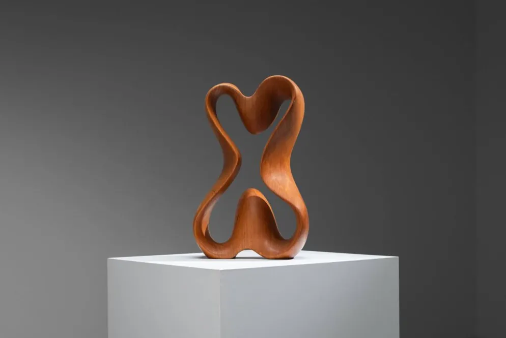 Sculpture abstraite avec des courbes organiques fluides.
