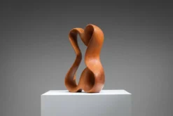 Sculpture abstraite avec des courbes organiques fluides.