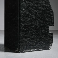 Sculpture abstraite en diabase par Robert Neuhauser, Suisse, circa 1985