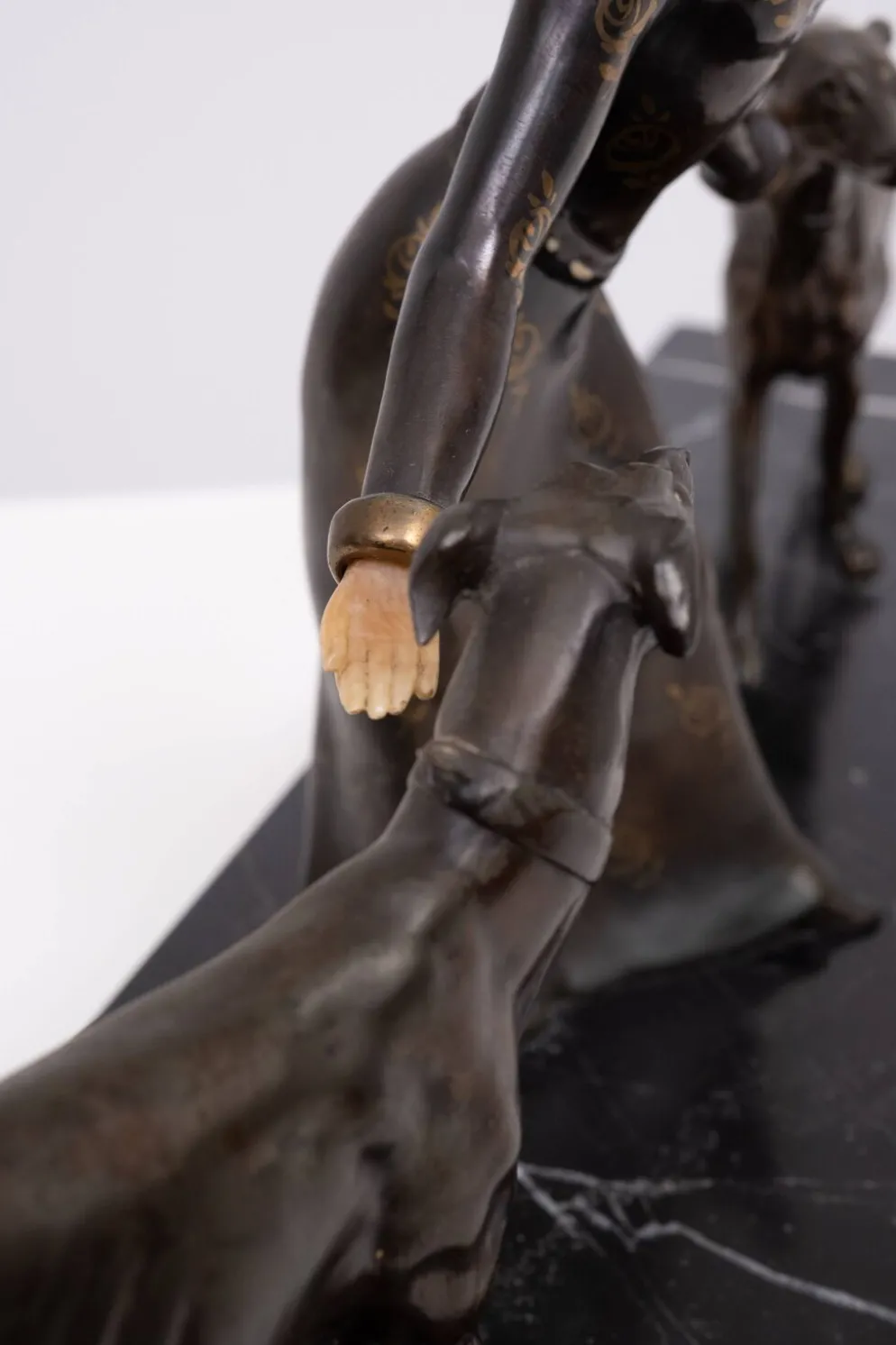 Sculpture Art Déco d'une femme avec des lévriers 1920/30 France