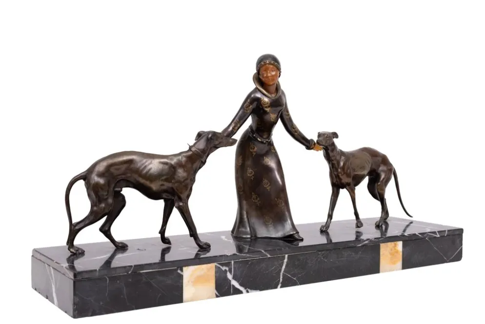 Sculpture Art Déco d'une femme avec des lévriers 1920/30 France