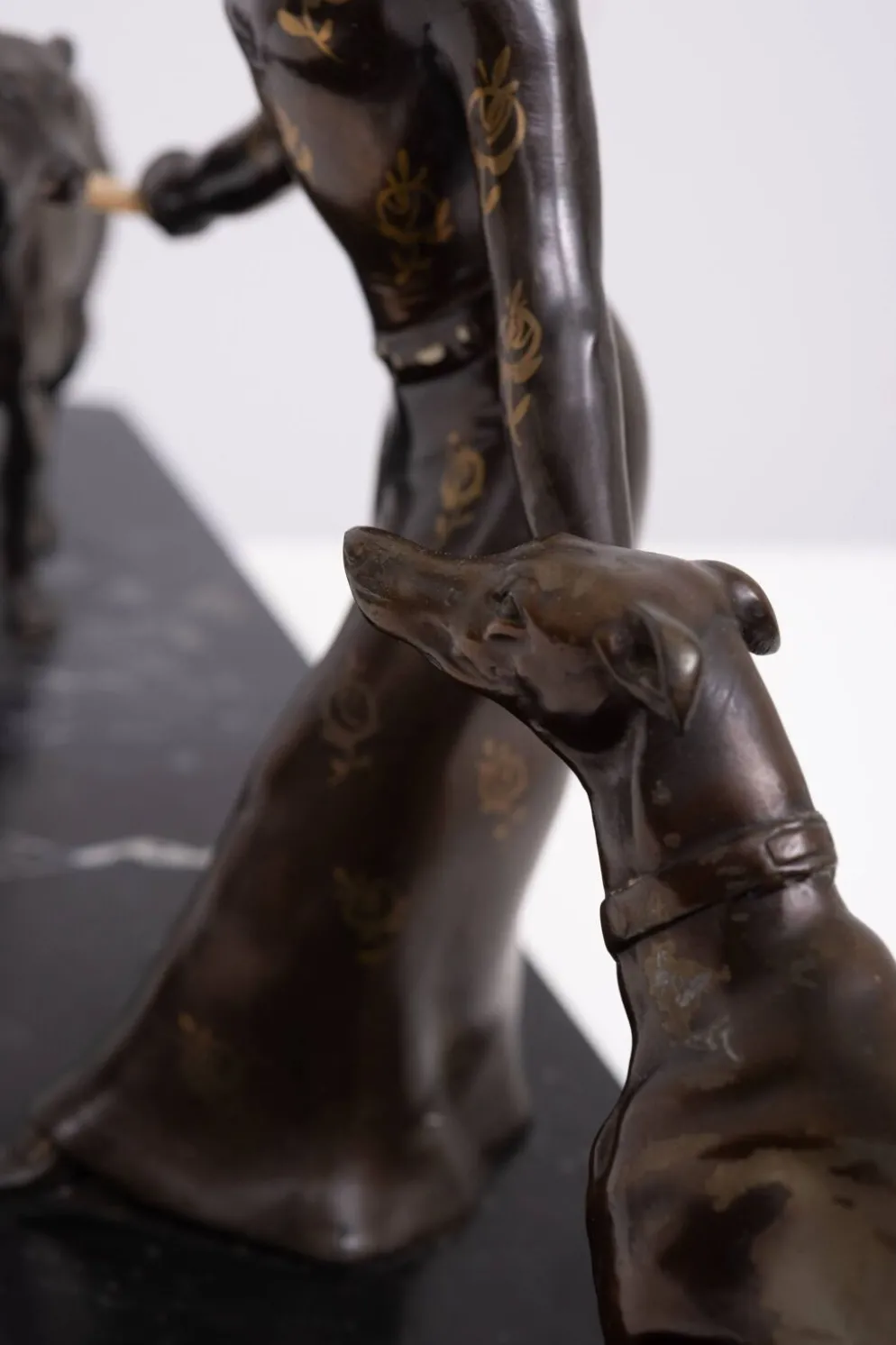 Sculpture Art Déco d'une femme avec des lévriers 1920/30 France