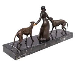 Sculpture Art Déco d'une femme avec des lévriers 1920/30 France