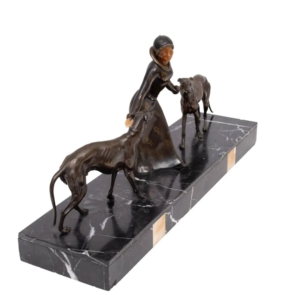 Sculpture Art Déco d'une femme avec des lévriers 1920/30 France