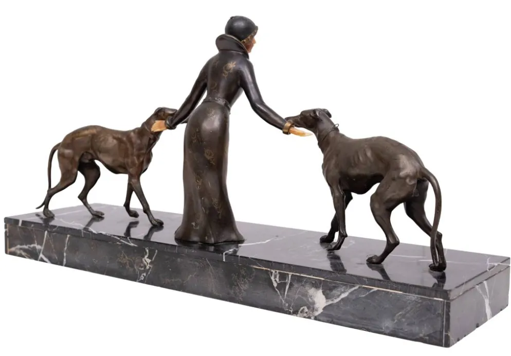 Sculpture Art Déco d'une femme avec des lévriers 1920/30 France
