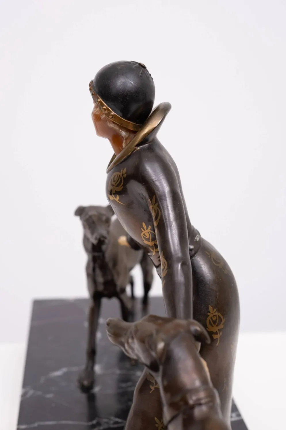 Sculpture Art Déco d'une femme avec des lévriers 1920/30 France