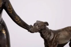 Sculpture Art Déco d'une femme avec des lévriers 1920/30 France