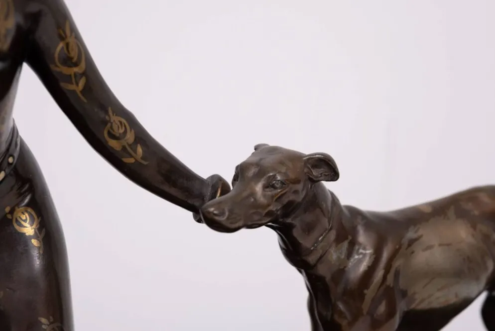 Sculpture Art Déco d'une femme avec des lévriers 1920/30 France