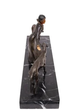 Sculpture Art Déco d'une femme avec des lévriers 1920/30 France