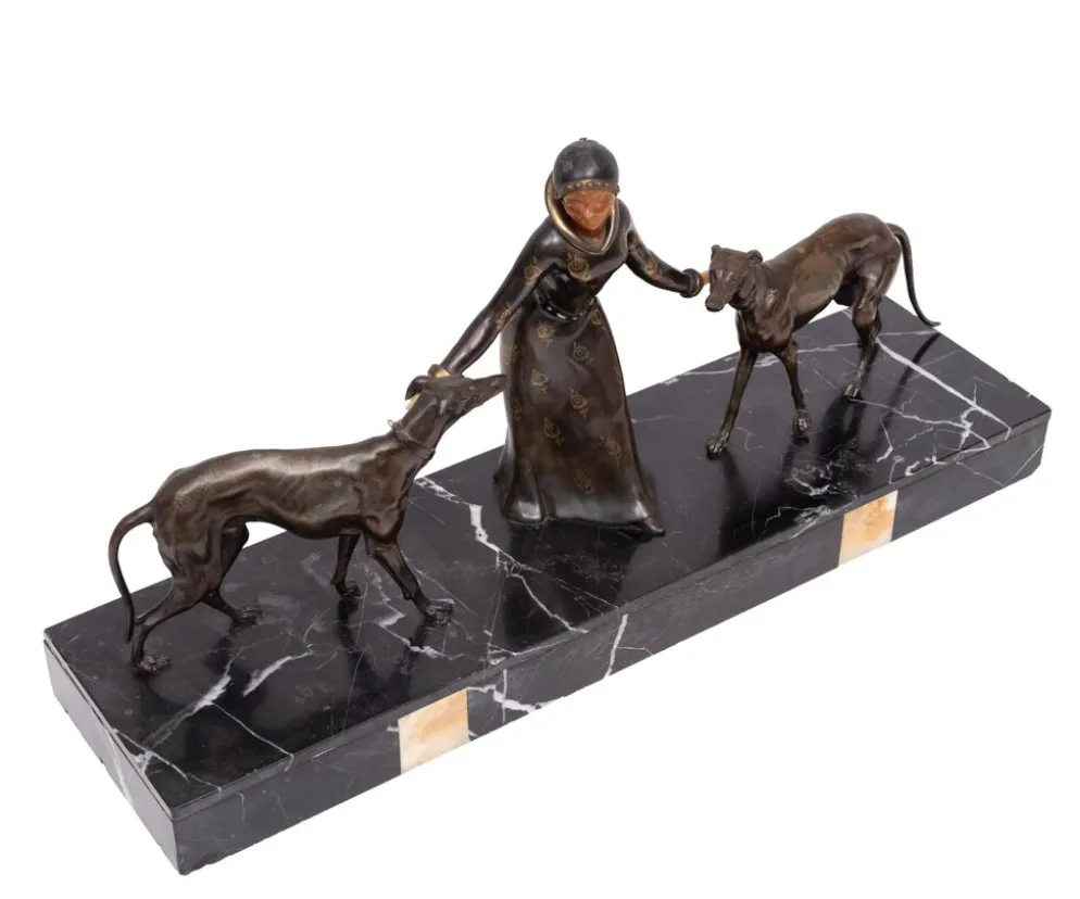 Sculpture Art Déco d'une femme avec des lévriers 1920/30 France