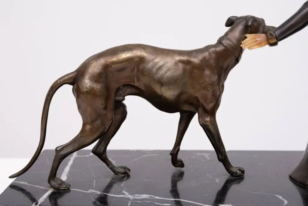 Sculpture Art Déco d'une femme avec des lévriers 1920/30 France