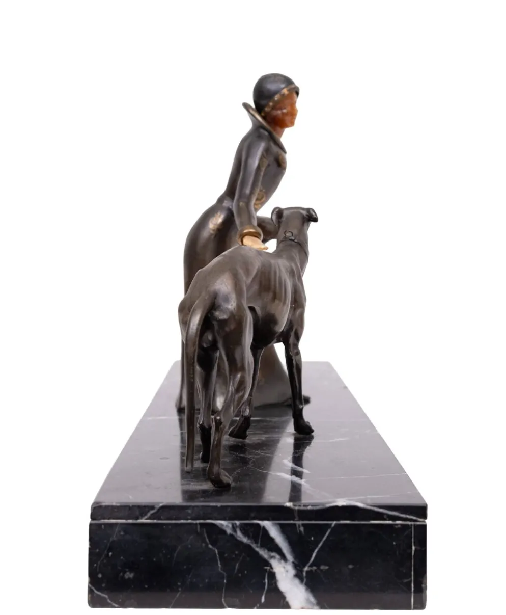 Sculpture Art Déco d'une femme avec des lévriers 1920/30 France