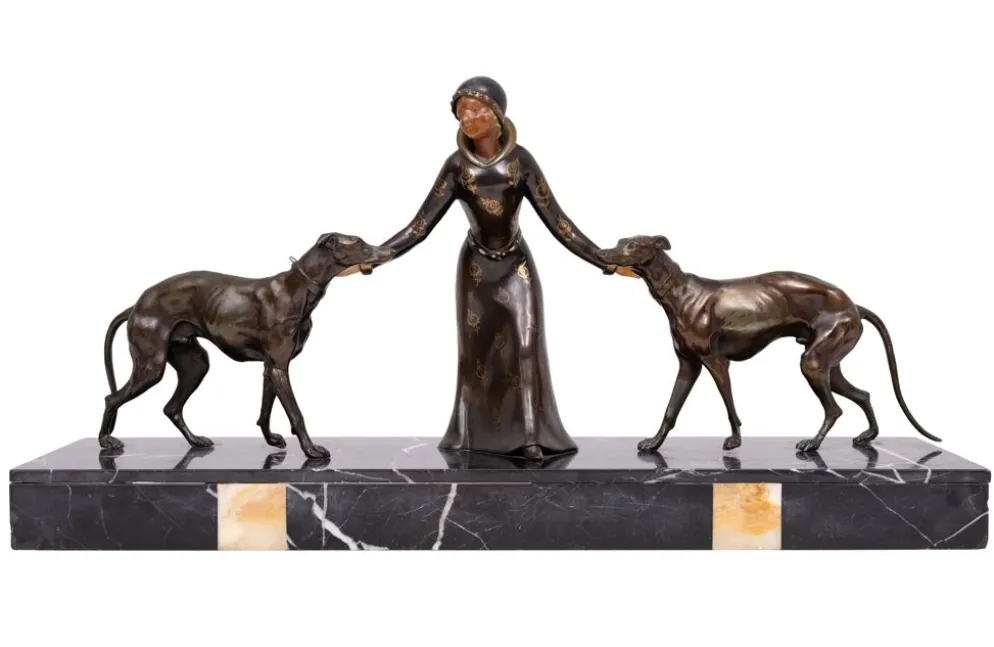 Sculpture Art Déco d'une femme avec des lévriers 1920/30 France