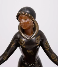 Sculpture Art Déco d'une femme avec des lévriers 1920/30 France