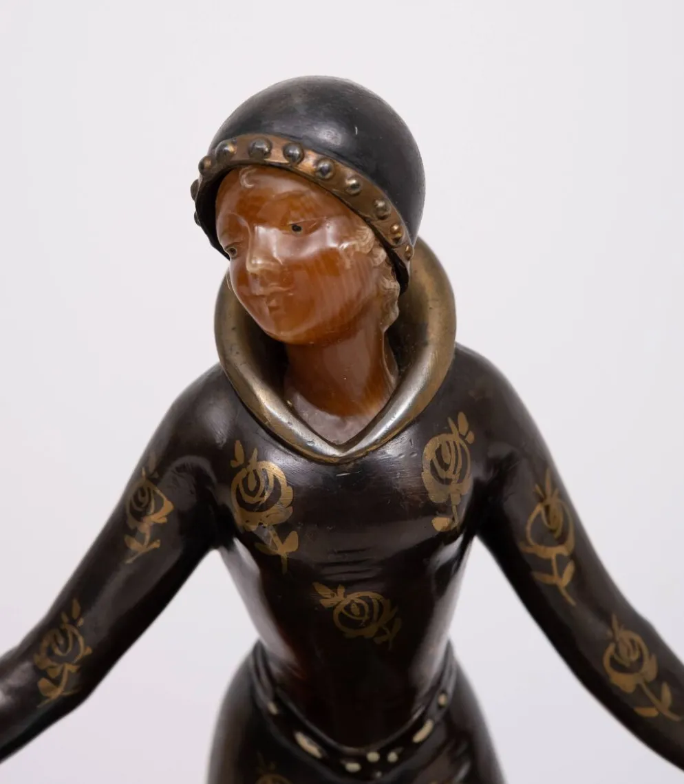 Sculpture Art Déco d'une femme avec des lévriers 1920/30 France