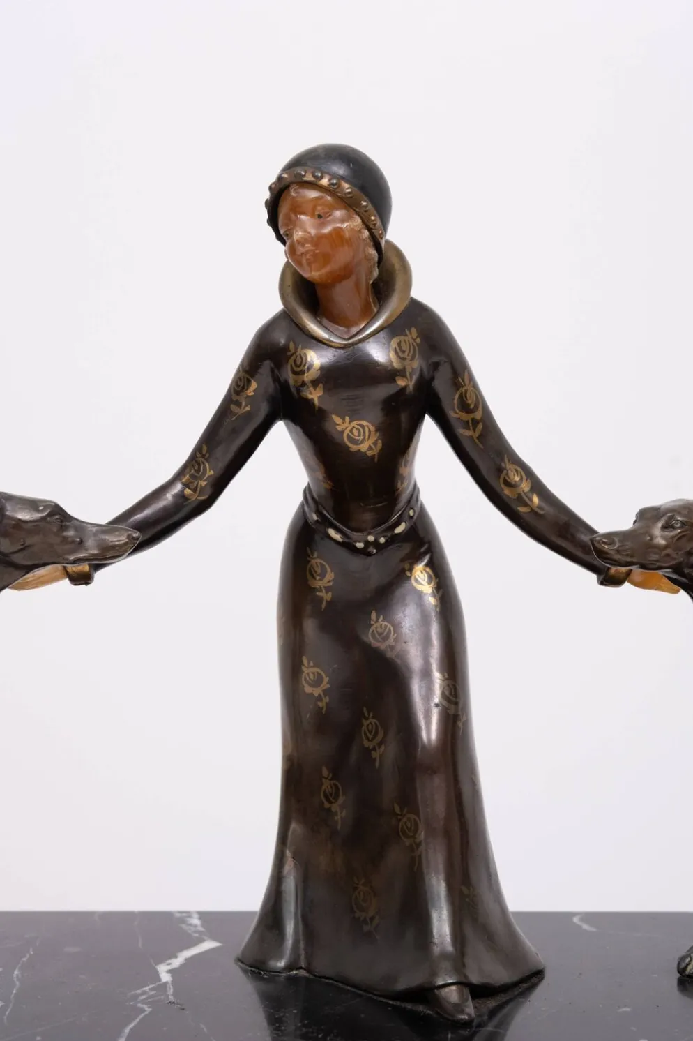 Sculpture Art Déco d'une femme avec des lévriers 1920/30 France