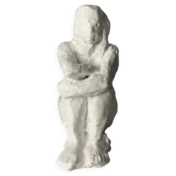 Sculpture assise blanche en céramique
