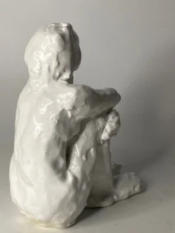 Sculpture assise blanche en céramique