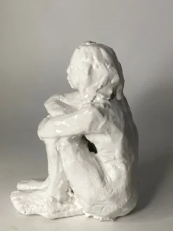 Sculpture assise blanche en céramique