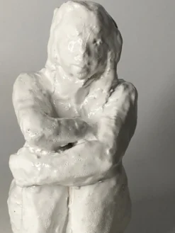 Sculpture assise blanche en céramique