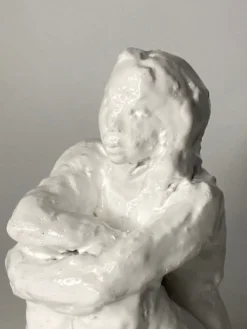 Sculpture assise blanche en céramique