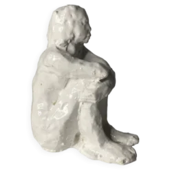 Sculpture assise blanche en céramique