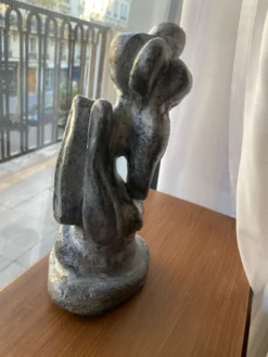 Sculpture contemporaine figurant une femme
