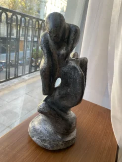 Sculpture contemporaine figurant une femme