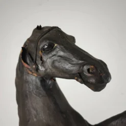 Sculpture de cheval en cuir antique du début du 20e siècle avec des yeux en verre