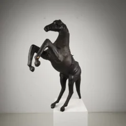 Sculpture de cheval en cuir antique du début du 20e siècle avec des yeux en verre