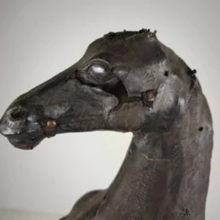 Sculpture de cheval en cuir antique du début du 20e siècle avec des yeux en verre
