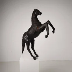 Sculpture de cheval en cuir antique du début du 20e siècle avec des yeux en verre