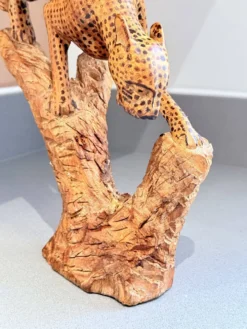 Sculpture de léopard africain sculptée à la main sur tronc d'arbre, figure d'art populaire tribal