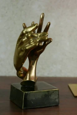 sculpture de mains entrelacées en bronze doré, signée Lohé.