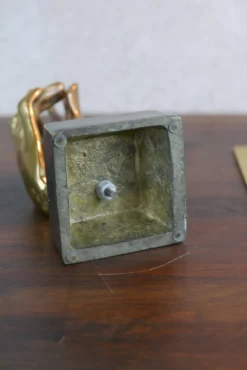 sculpture de mains entrelacées en bronze doré, signée Lohé.