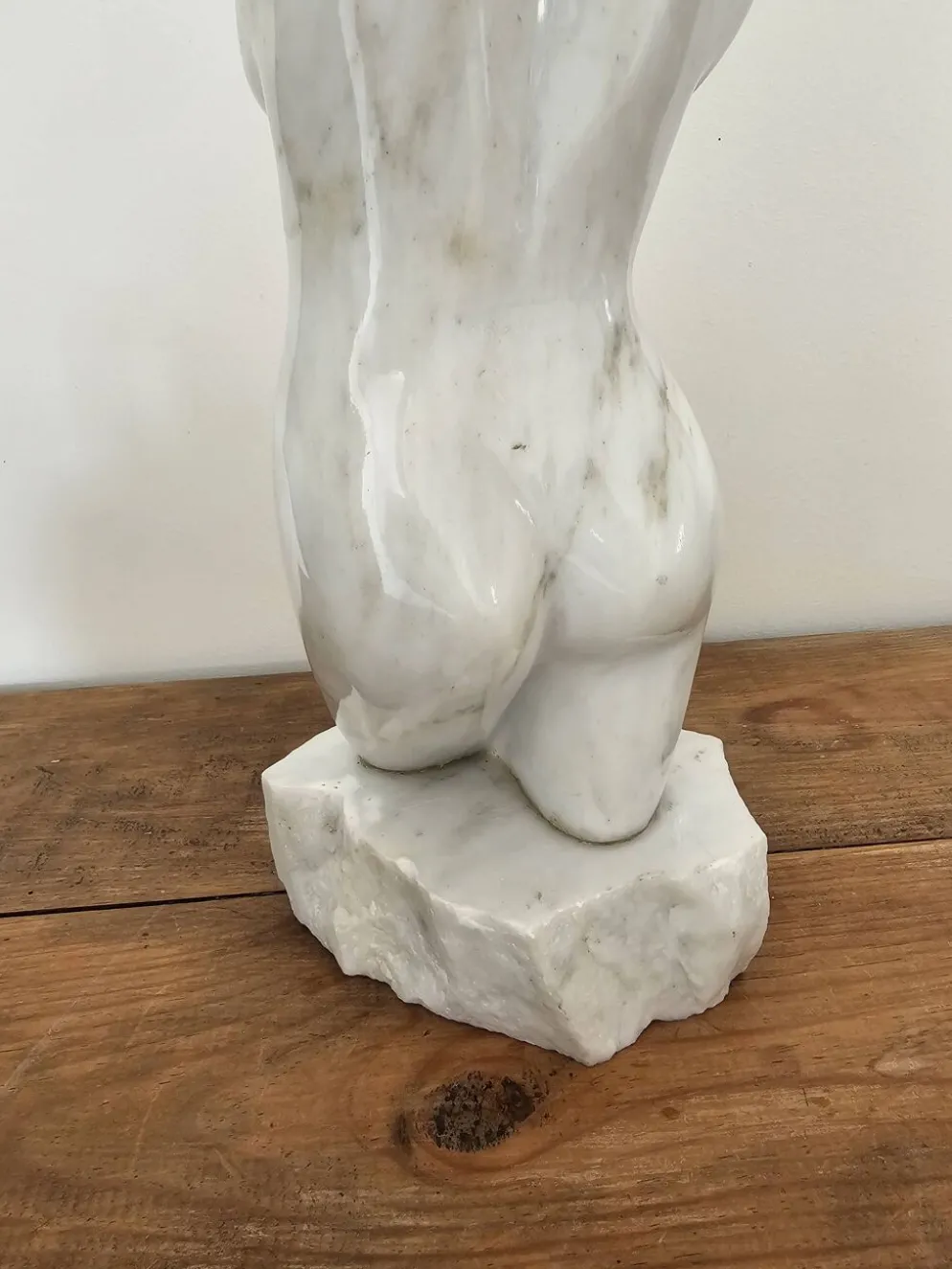 Sculpture de torse féminin en marbre blanc